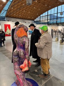 Gruppenfoto von der Art Karlsruhe 2026 mit Prof. Markus Lüpertz