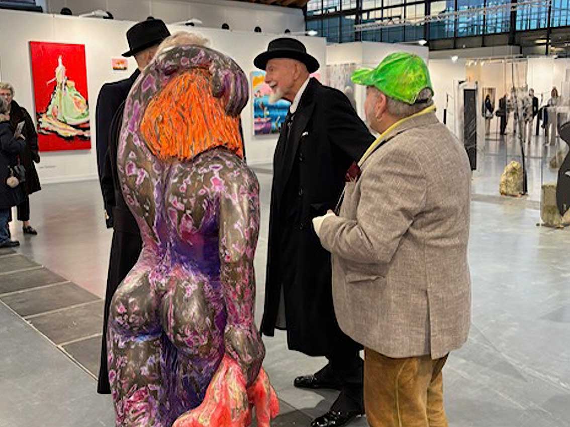 Gruppenfoto von der Art Karlsruhe 2026 mit Prof. Markus Lüpertz